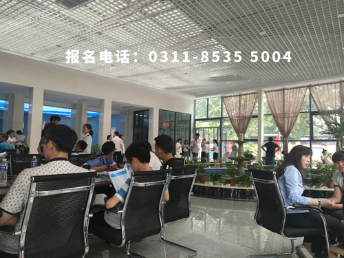 石家莊鐵路職業(yè)技工學(xué)校學(xué)費(fèi)一年多少？